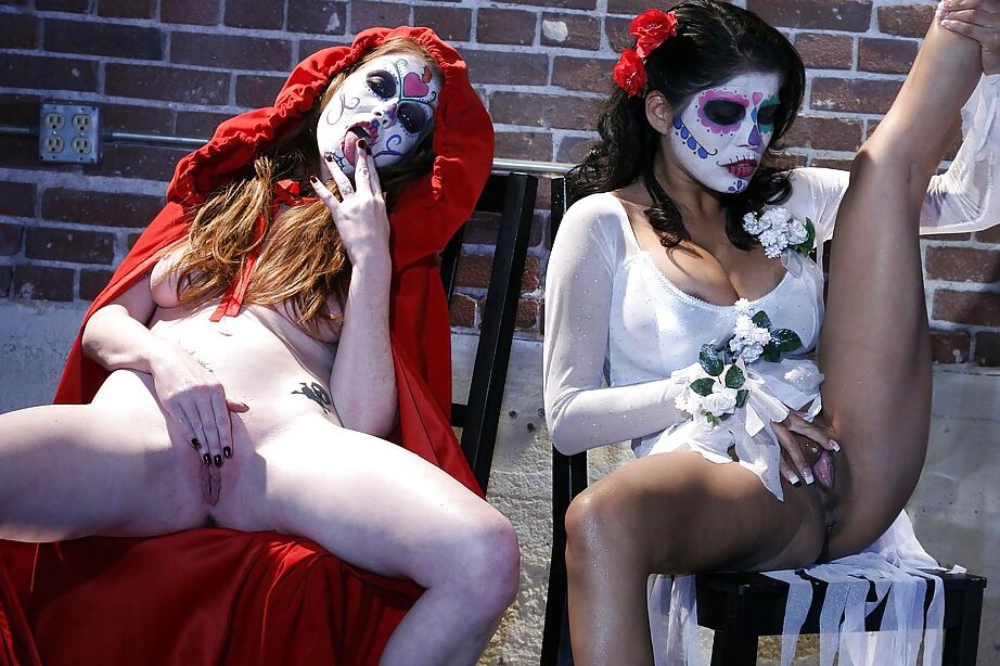 16P Una deslumbrante chica cosplay se divierte besándose y masturbándose el coño mutuamente