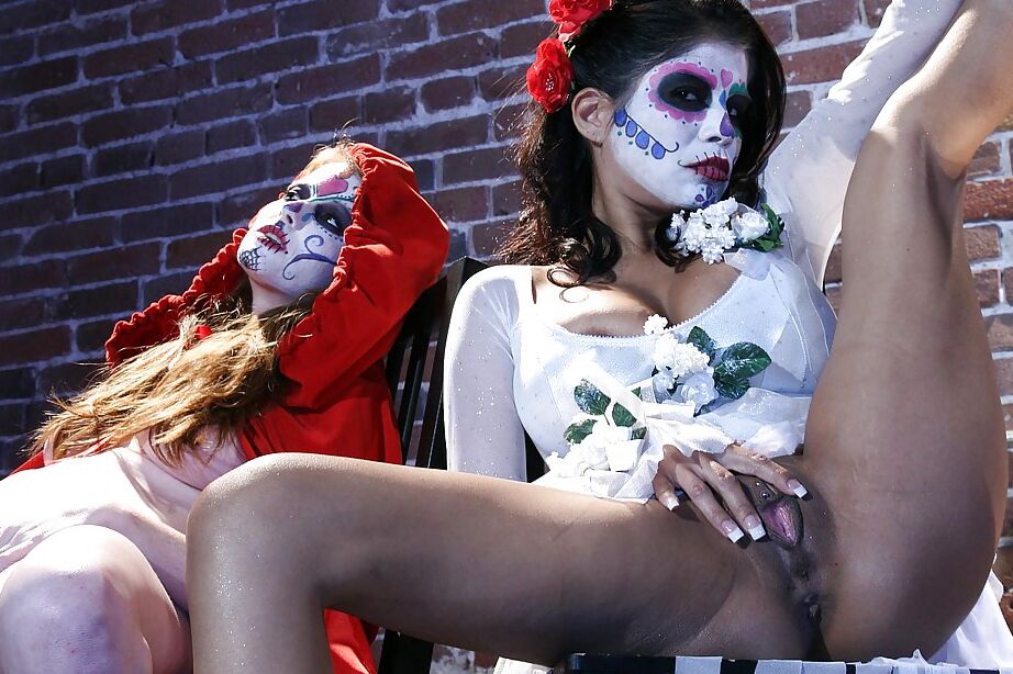 16P Una deslumbrante chica cosplay se divierte besándose y masturbándose el coño mutuamente