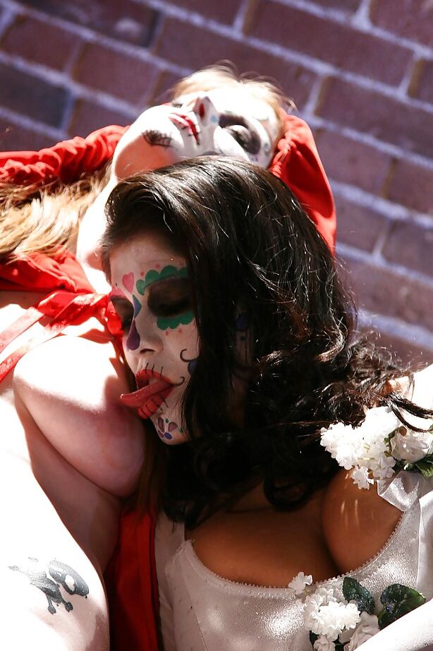 16P Una deslumbrante chica cosplay se divierte besándose y masturbándose el coño mutuamente