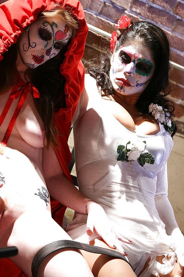16P Una deslumbrante chica cosplay se divierte besándose y masturbándose el coño mutuamente