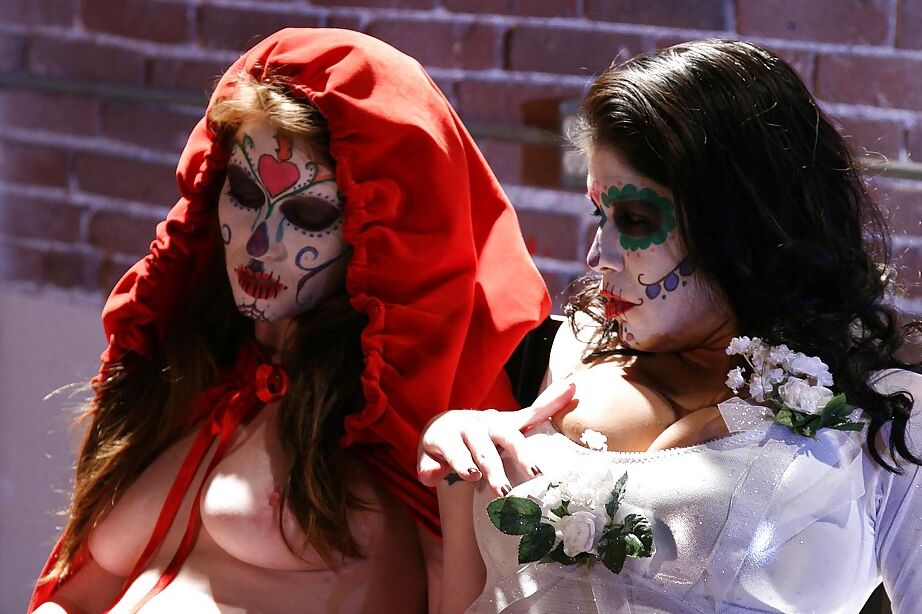 16P Una deslumbrante chica cosplay se divierte besándose y masturbándose el coño mutuamente