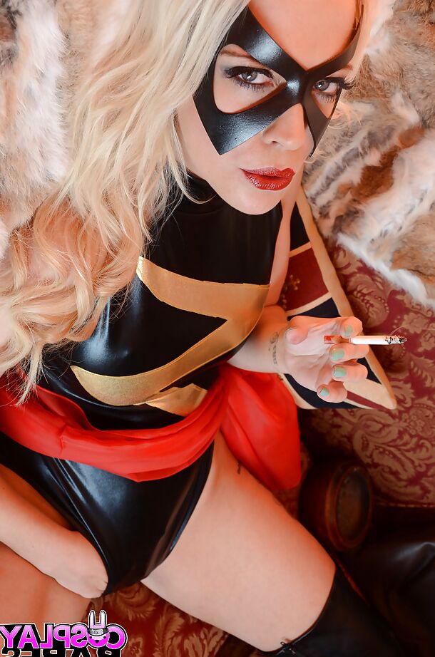 16P Xena Wilkes, une blonde solo, se pavane dans une tenue fétichiste de cosplay en fumant