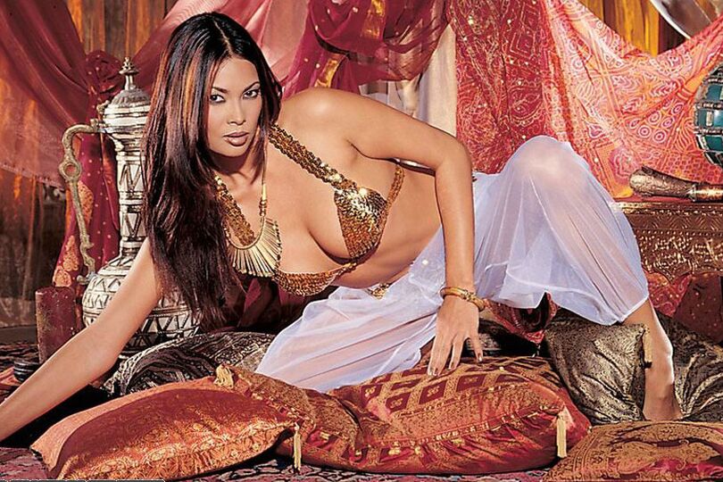 14P La asiática caliente Tera Patrick desliza un juguete sexual en su dulce coño