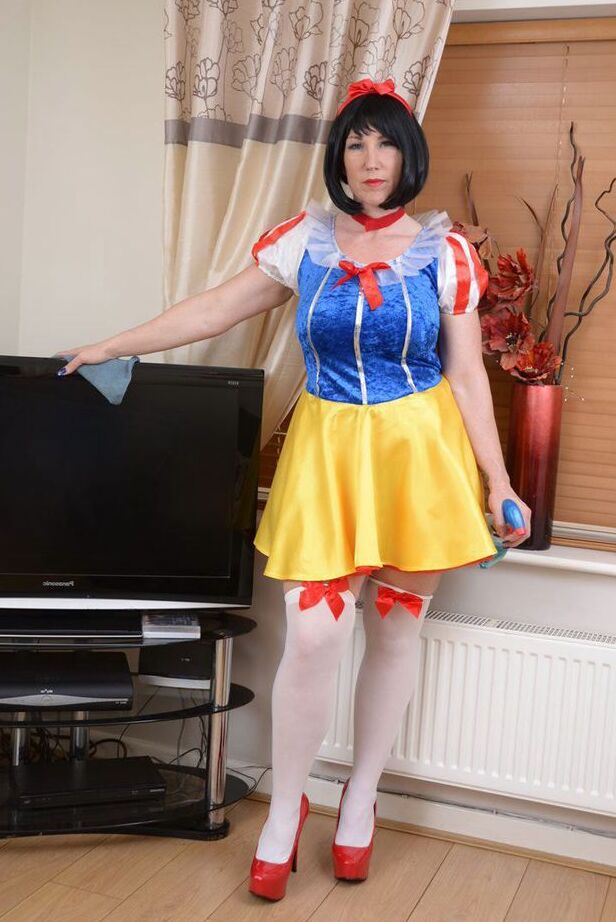 20P Melody amateur gruesa se quita el traje de cosplay para desnudarse en su sala de estar