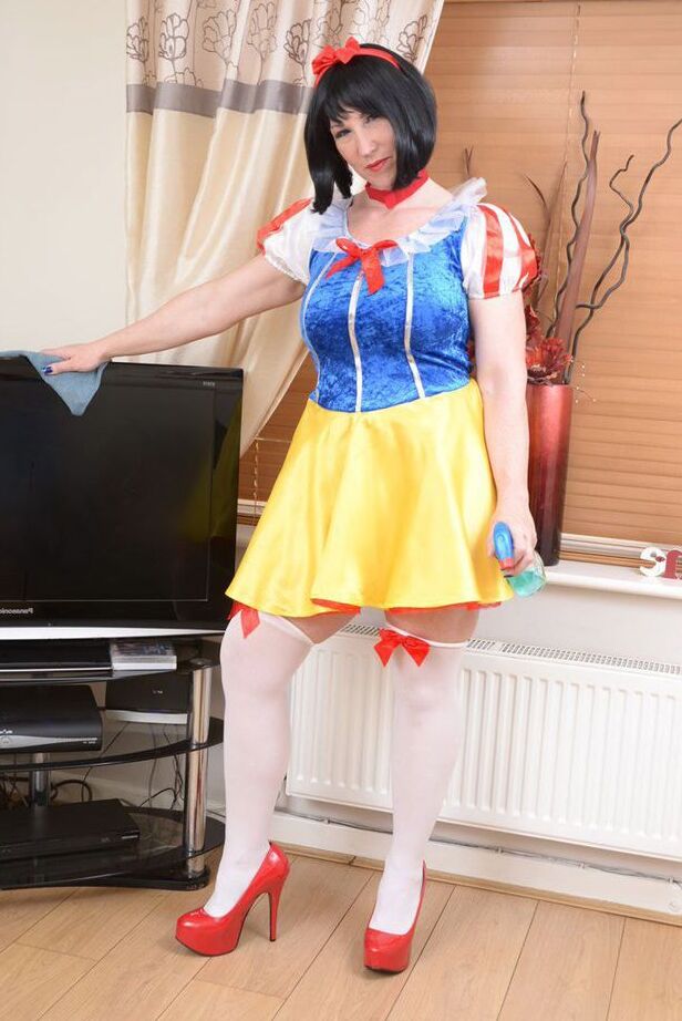 20P Melody amateur gruesa se quita el traje de cosplay para desnudarse en su sala de estar