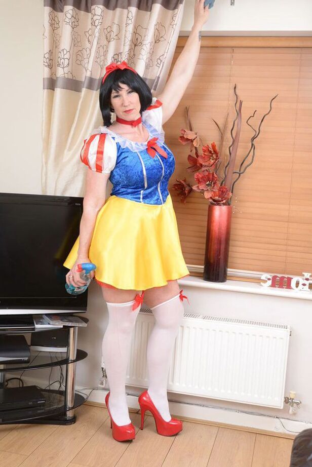 20P Melody amateur gruesa se quita el traje de cosplay para desnudarse en su sala de estar