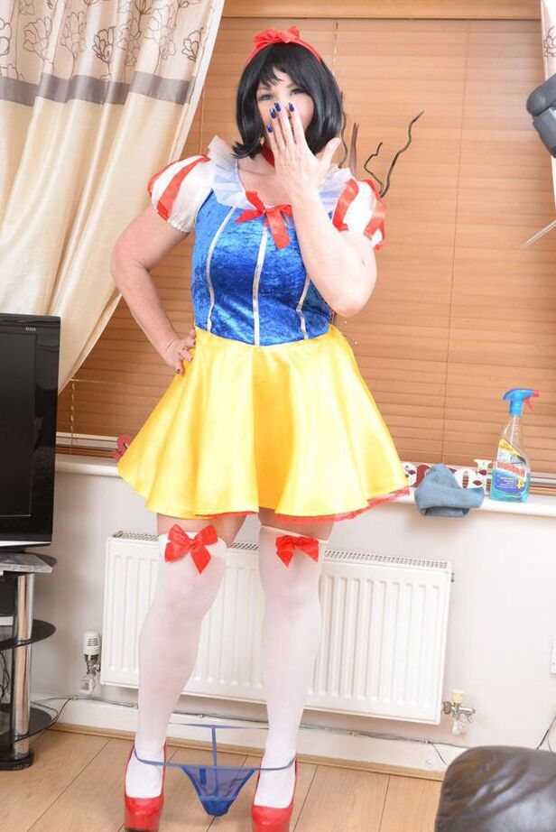 20P Melody amateur gruesa se quita el traje de cosplay para desnudarse en su sala de estar