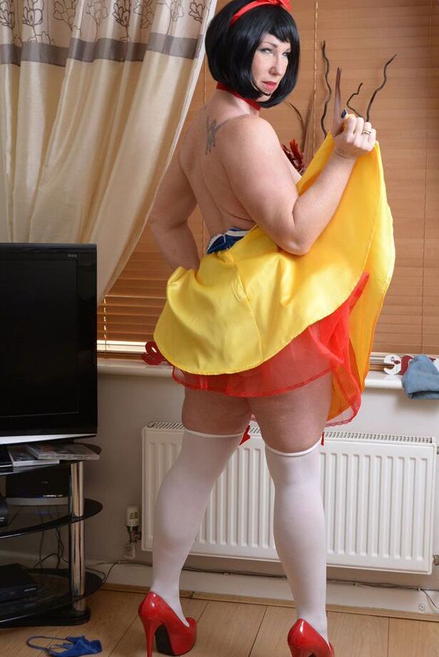 20P Melody amateur gruesa se quita el traje de cosplay para desnudarse en su sala de estar