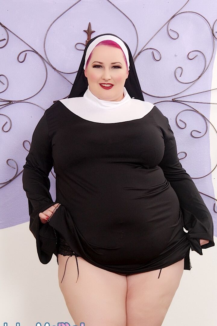 14P A freira gorda Eliza Allure ostenta cabelos tingidos enquanto chupa um pau durante um boquete