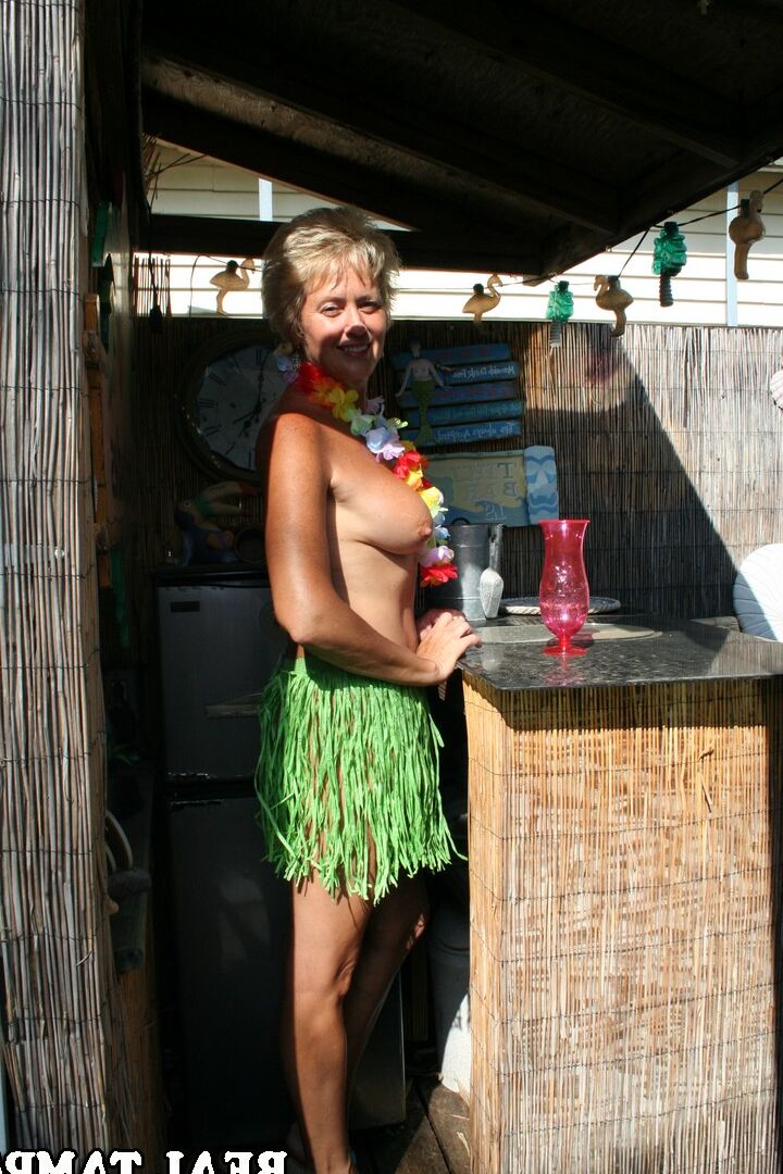 15P A swinger da Flórida, Tracy Lick, agarra sua bunda nua no bar do clube de swing
