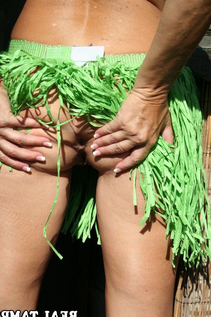 15P A swinger da Flórida, Tracy Lick, agarra sua bunda nua no bar do clube de swing