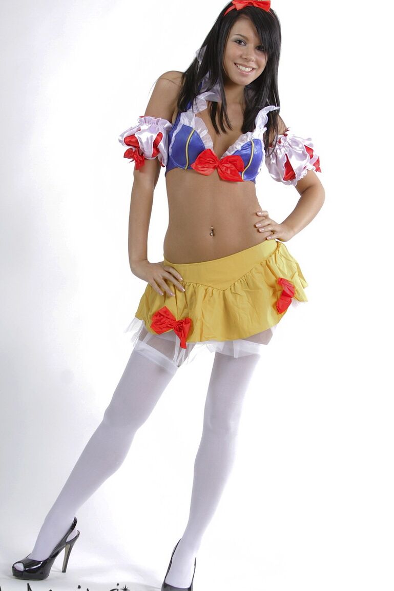16P La jolie adolescente Destiny Moody s'expose habillée en Blanche-Neige