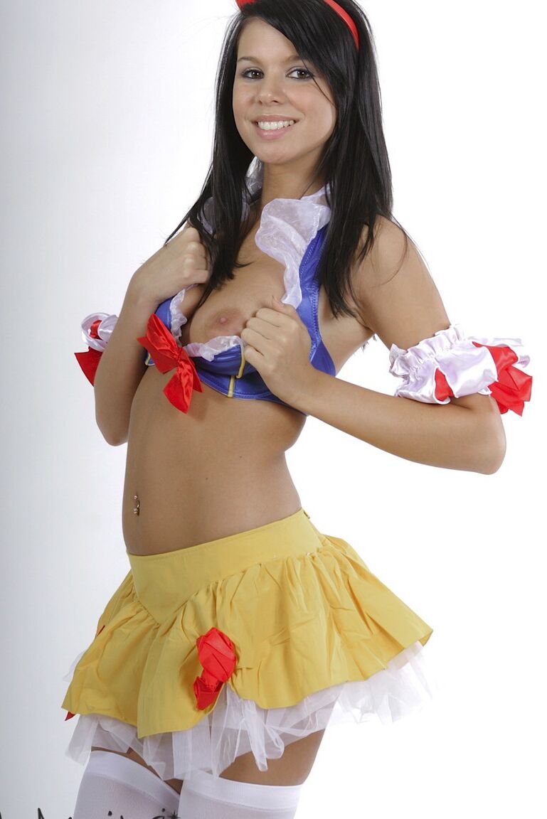 16P La jolie adolescente Destiny Moody s'expose habillée en Blanche-Neige