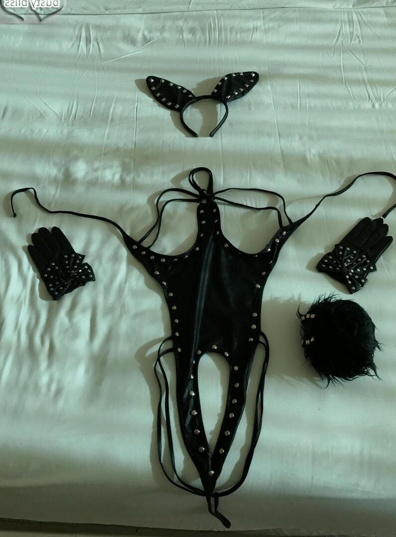 20P Mulher madura Busty Bliss exibe seus grandes traços naturais em uma roupa de cosplay