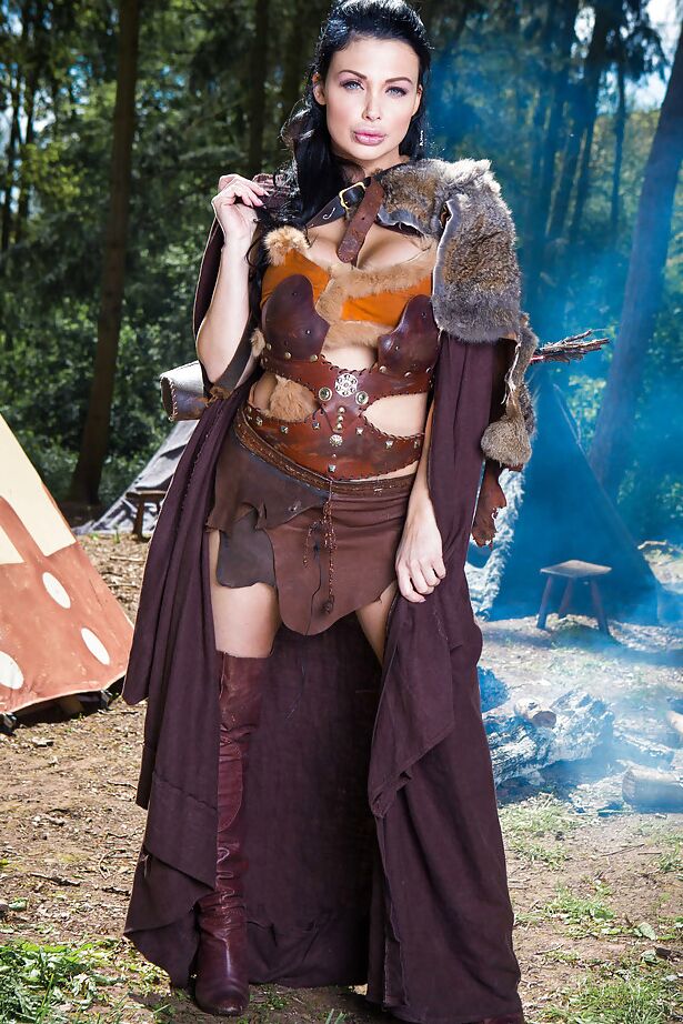 16P La brune Aletta Ocean prend des poses coquines en plein air en tenue de cosplay.