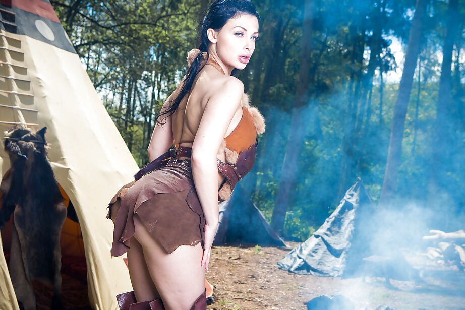 16P La brune Aletta Ocean prend des poses coquines en plein air en tenue de cosplay.