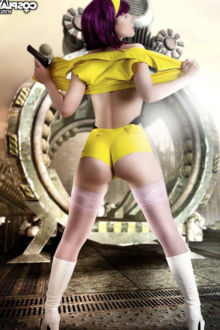 12P Faye Valentine coloca uma pistola na boca enquanto usava roupas de Cowboy Bebop