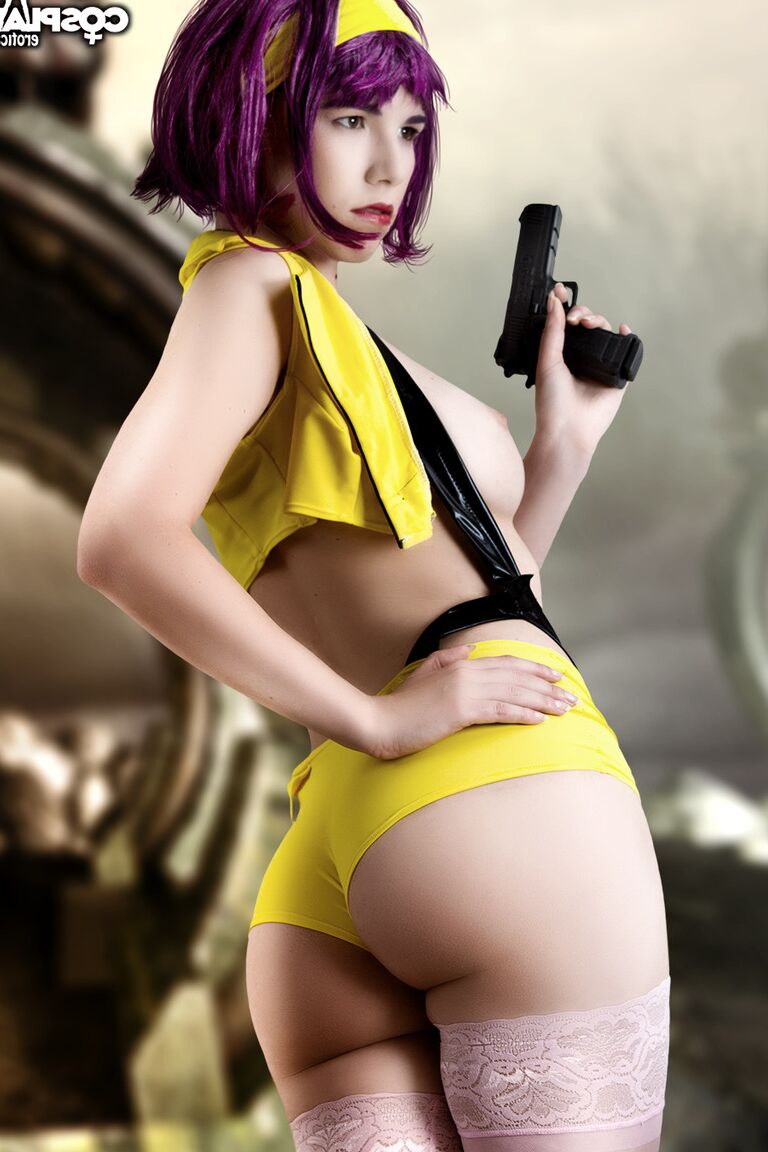 12P Faye Valentine coloca uma pistola na boca enquanto usava roupas de Cowboy Bebop