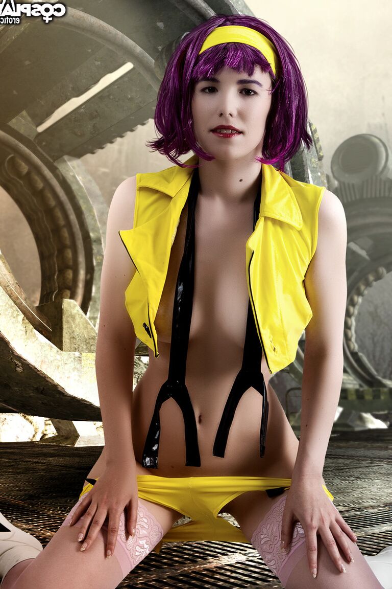 12P Faye Valentine coloca uma pistola na boca enquanto usava roupas de Cowboy Bebop