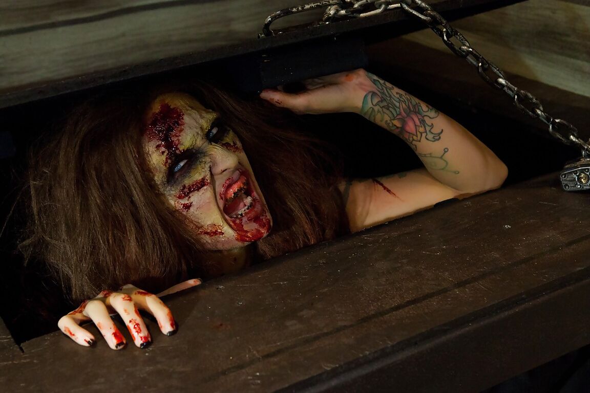 15P Die freche brünette Cosplayerin Kleio enthüllt ihre Zombie-Titten und ihre Muschi