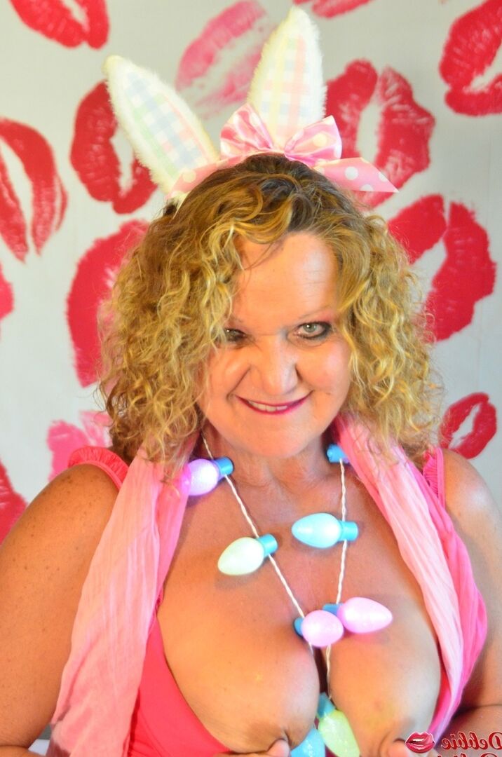 16P Mulher madura Debbie Delicious lambe os mamilos enquanto ostenta orelhas de coelho