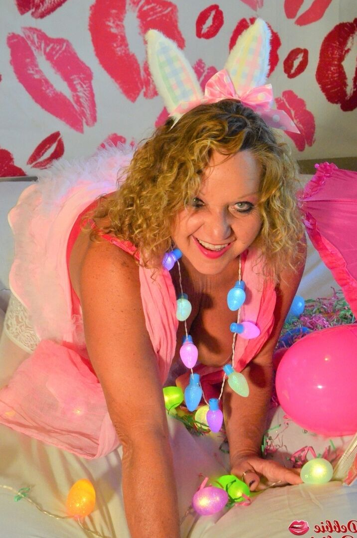 16P Mulher madura Debbie Delicious lambe os mamilos enquanto ostenta orelhas de coelho