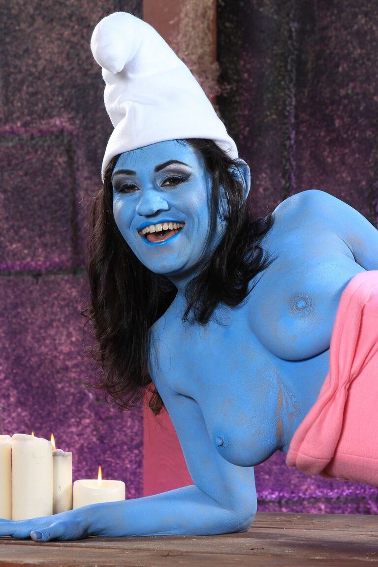 La latina 12P Charley Chase muestra sus partes de niña con un traje de pitufo