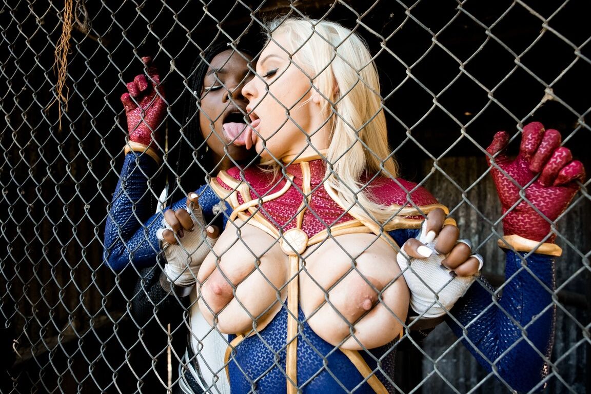 15P Loira gostosa e uma garota negra comem bunda durante sexo lésbico em traje de cosplay