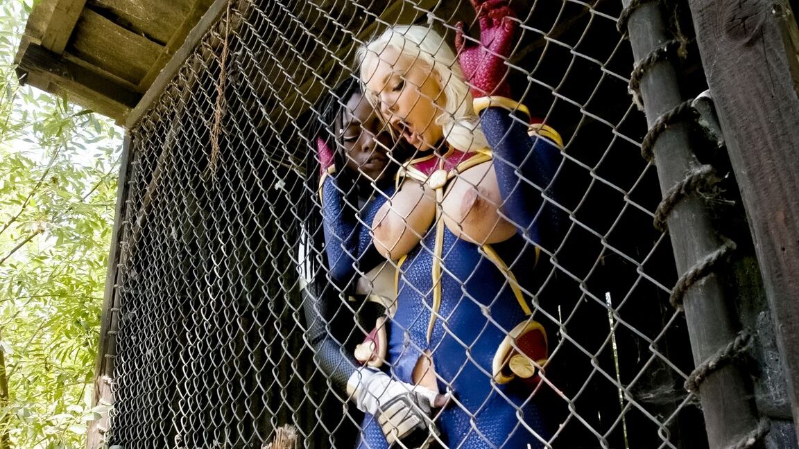 15P Loira gostosa e uma garota negra comem bunda durante sexo lésbico em traje de cosplay