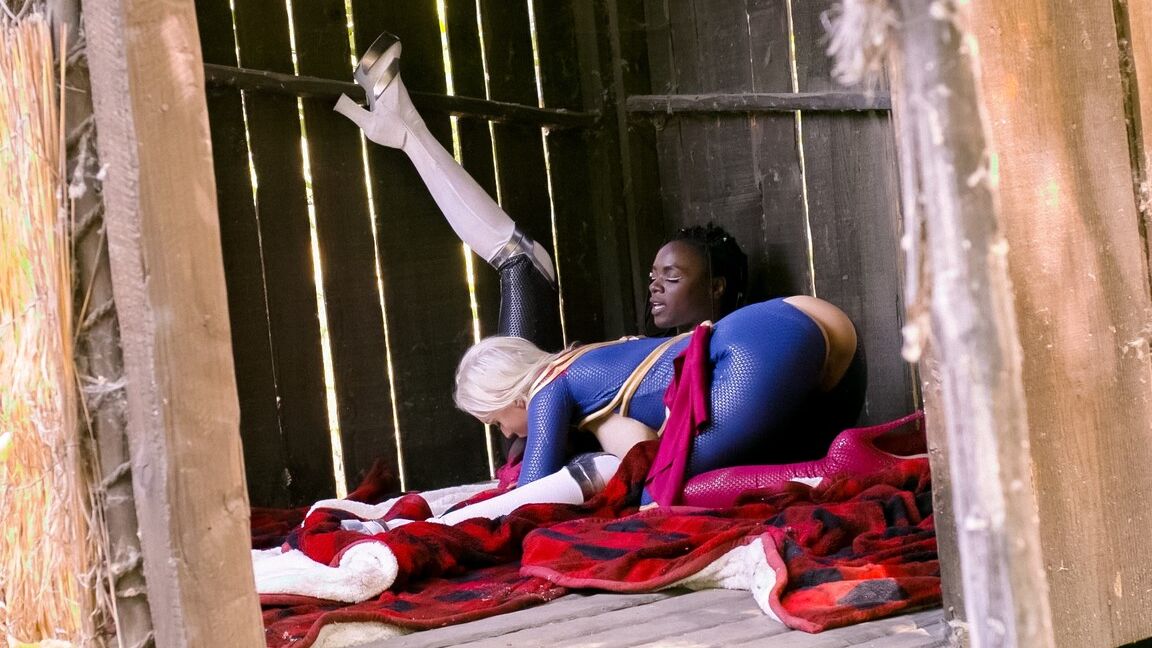 15P Loira gostosa e uma garota negra comem bunda durante sexo lésbico em traje de cosplay