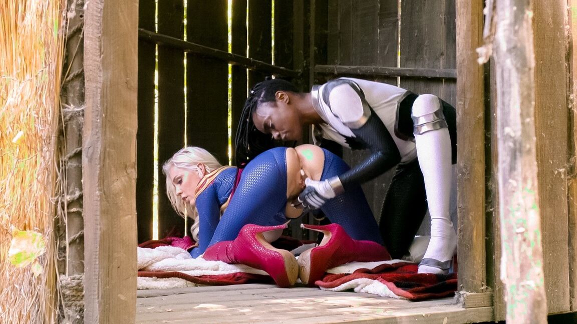 15P Loira gostosa e uma garota negra comem bunda durante sexo lésbico em traje de cosplay