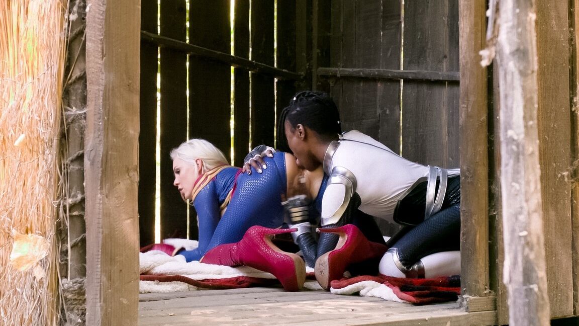 15P Loira gostosa e uma garota negra comem bunda durante sexo lésbico em traje de cosplay