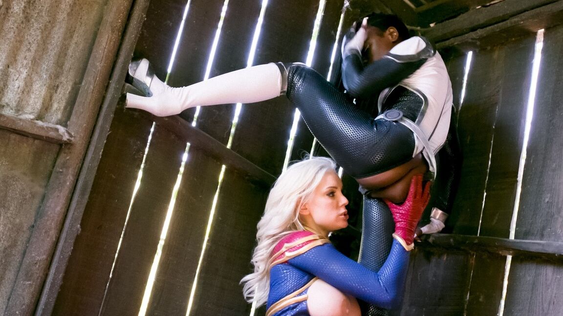 15P Loira gostosa e uma garota negra comem bunda durante sexo lésbico em traje de cosplay