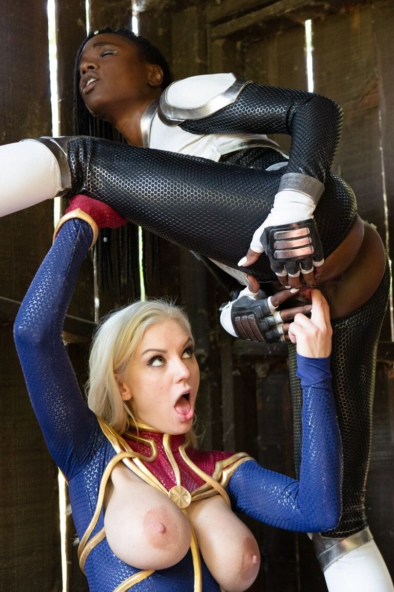 15P Loira gostosa e uma garota negra comem bunda durante sexo lésbico em traje de cosplay