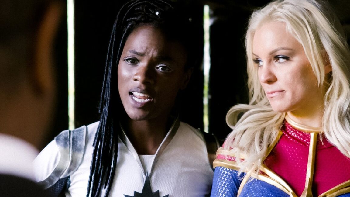 15P Loira gostosa e uma garota negra comem bunda durante sexo lésbico em traje de cosplay