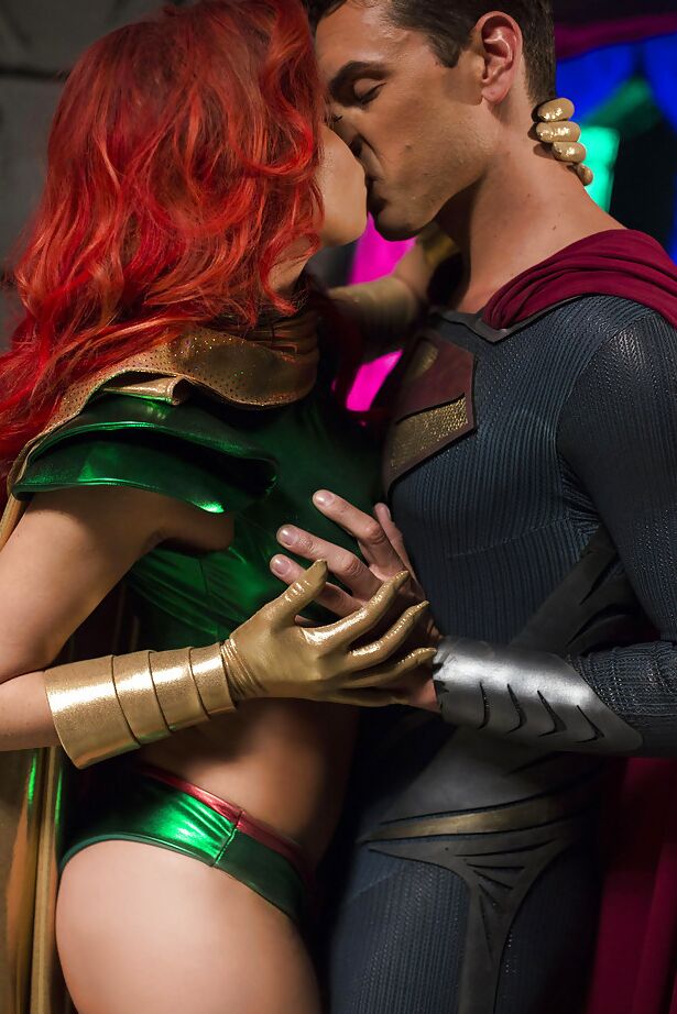 16P Britney Amber, rousse et cosplay, prend une éjaculation sur la langue.