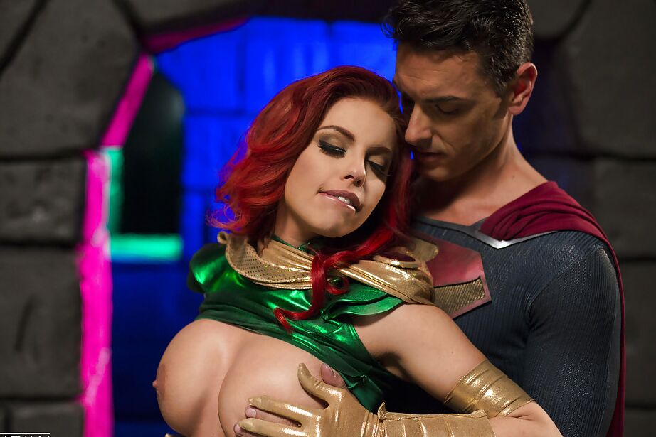 16P Britney Amber, rousse et cosplay, prend une éjaculation sur la langue.