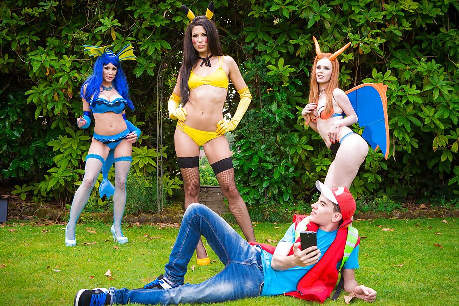 16P Estrellas porno europeas con disfraces de cosplay dan sexo oral con una enorme polla al aire libre