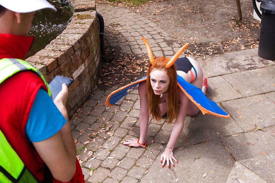 16P Estrellas porno europeas con disfraces de cosplay dan sexo oral con una enorme polla al aire libre