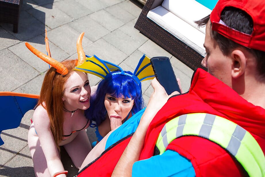 16P Estrellas porno europeas con disfraces de cosplay dan sexo oral con una enorme polla al aire libre