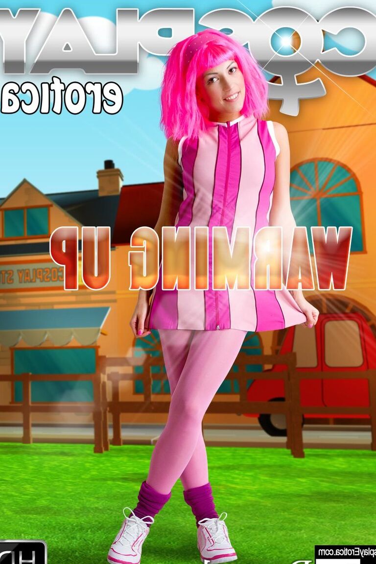 12P Adorable chica de cabello rosa Lazy Town expone su bonito cuerpo en el césped
