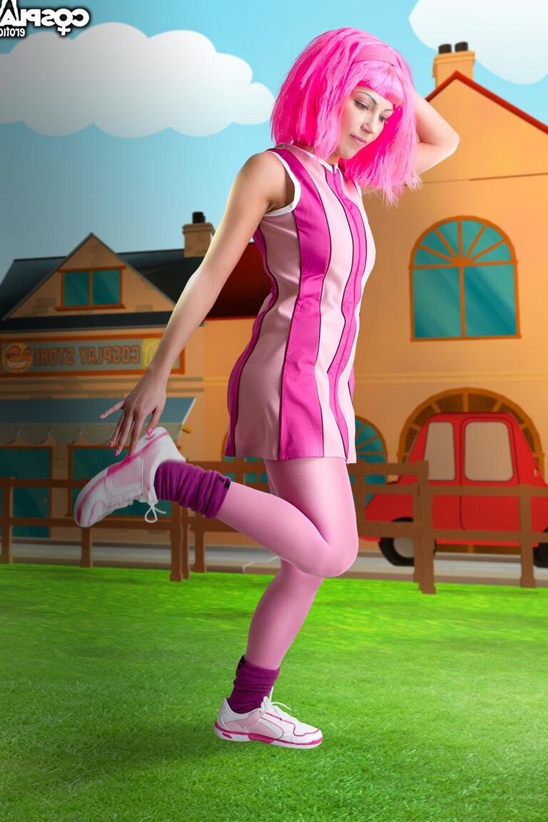 12P Adorable chica de cabello rosa Lazy Town expone su bonito cuerpo en el césped