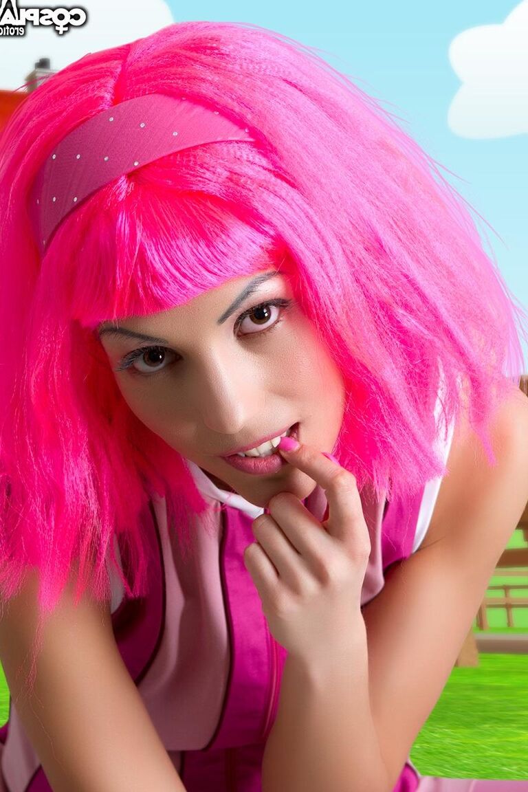 12P Adorable chica de cabello rosa Lazy Town expone su bonito cuerpo en el césped