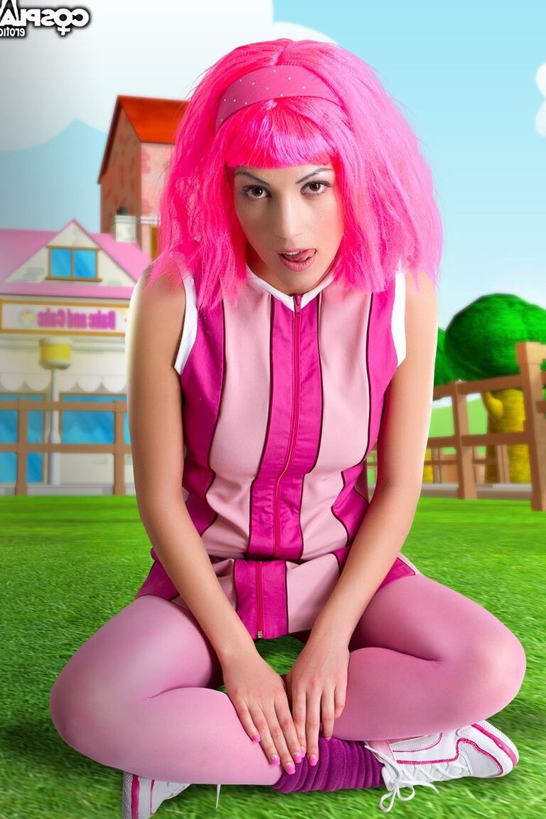 12P Adorable chica de cabello rosa Lazy Town expone su bonito cuerpo en el césped