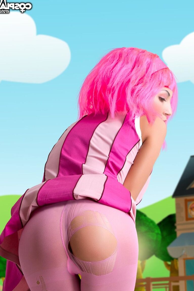 12P Adorable chica de cabello rosa Lazy Town expone su bonito cuerpo en el césped
