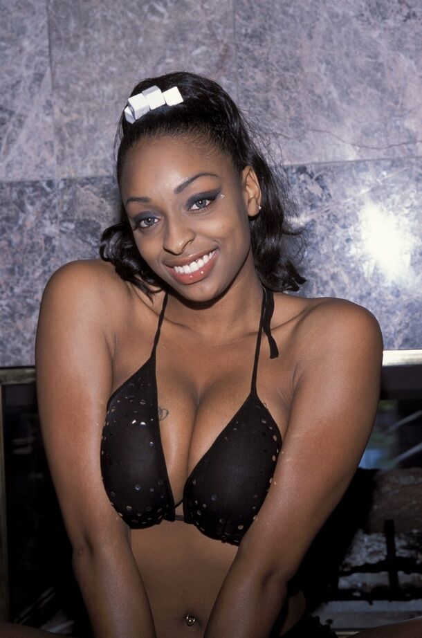 16P Black MILF Carmen Hayes fait plaisir à deux bites en même temps avec le sexe oral