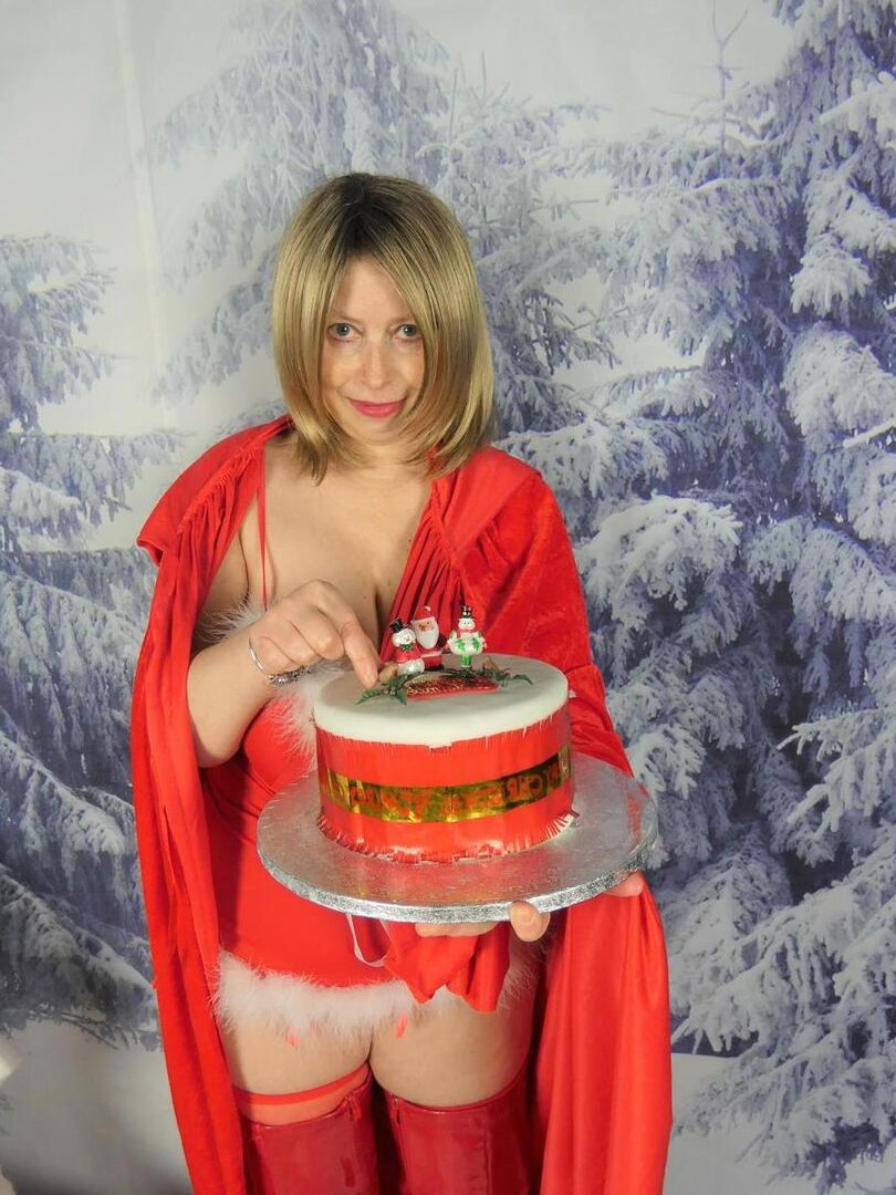 16P Solo model Posh Sophia displays her huge mature boobs in a red cape