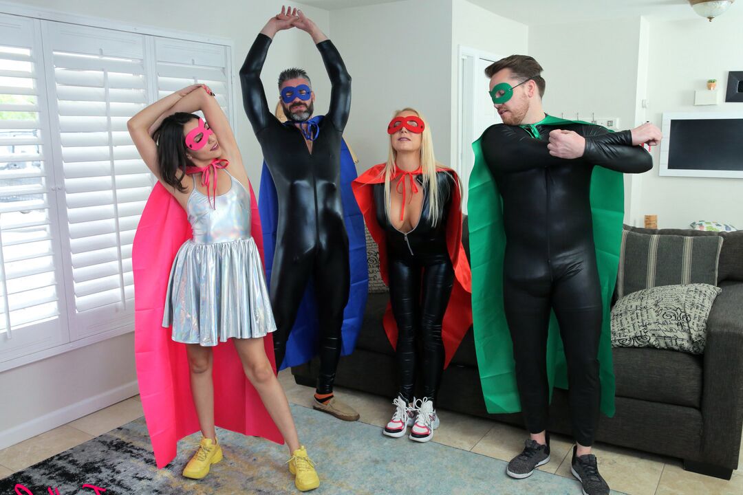 16P Familiares muy relacionados tienen un cuarteto con ropa de cosplay