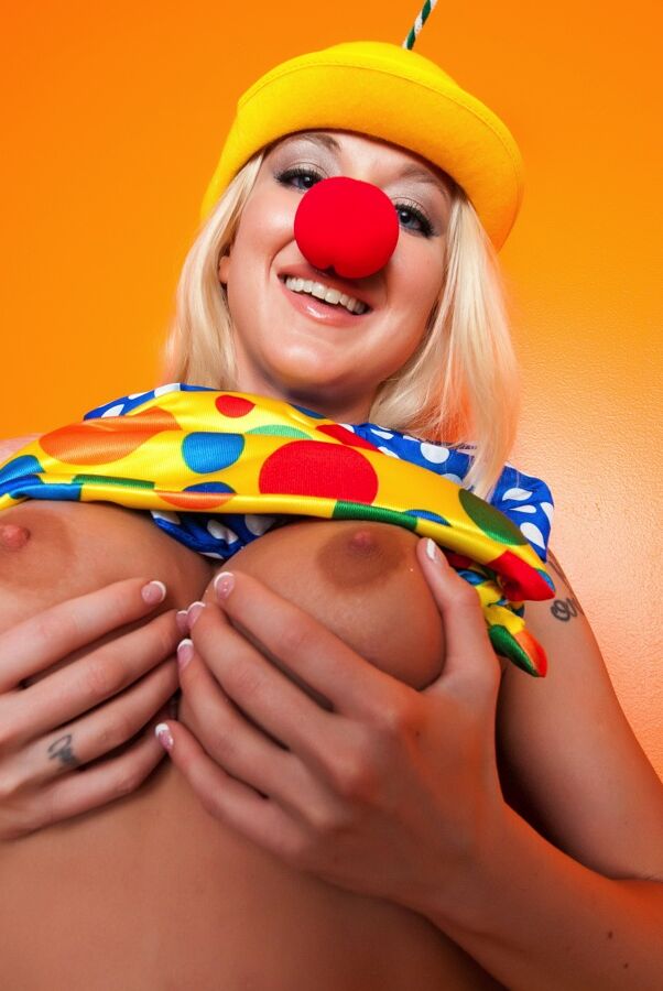 15P Hot cosplay MILF Leya Falcon em fantasia de palhaço acariciando seus enormes peitos grandes