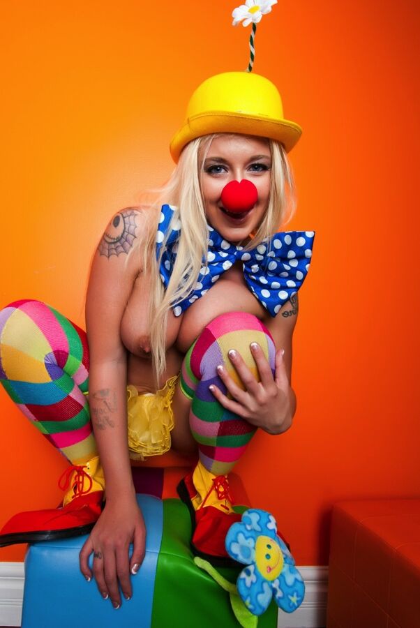 15P Hot cosplay MILF Leya Falcon em fantasia de palhaço acariciando seus enormes peitos grandes